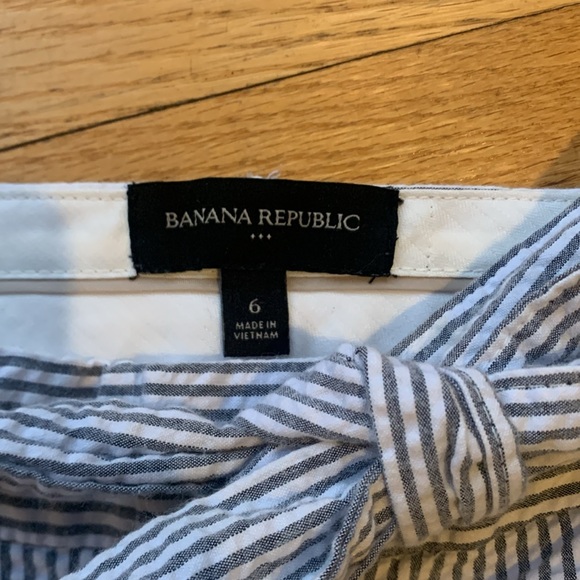 Size 6 Banana Republic seersucker shorts with tie belt. Like new. - Picture 2 of 4